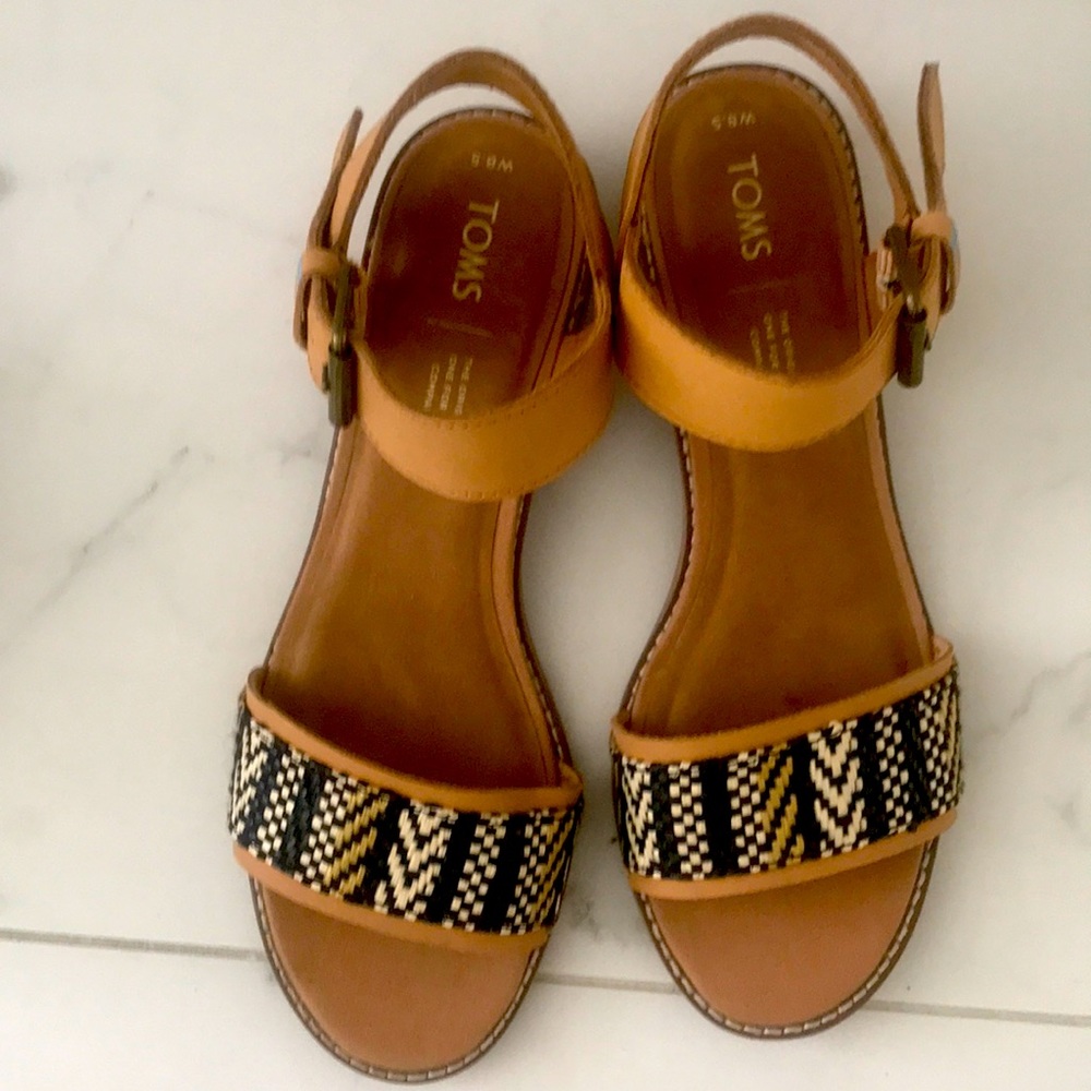 Adorable TOMS honey leather geometric camilia